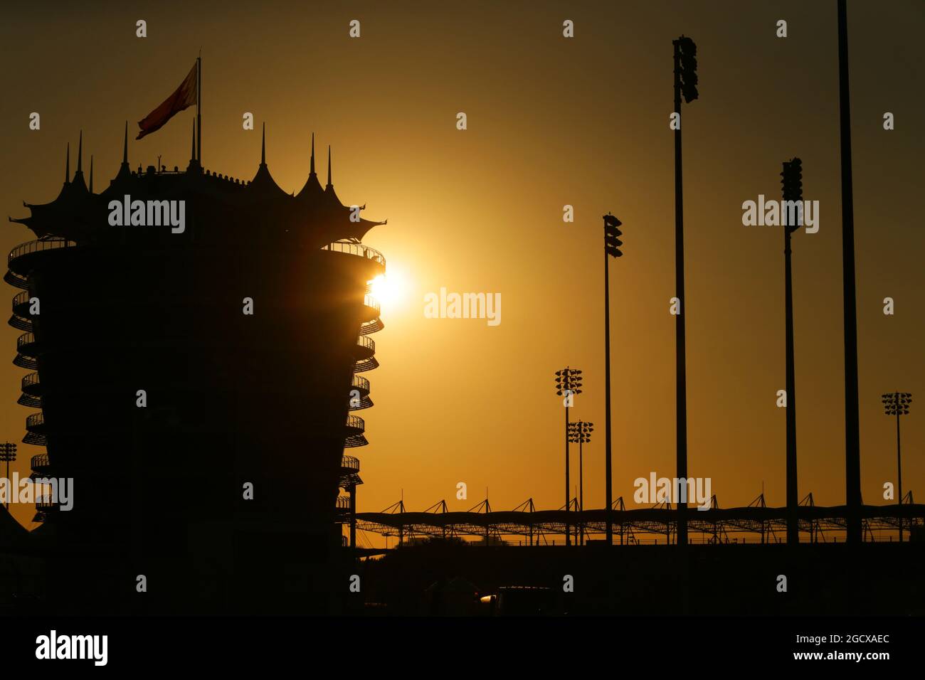 Paddock al tramonto. Campionato Mondiale FIA Endurance, turno 9, giovedì 17 novembre 2016. Sakhir, Bahrein. Foto Stock