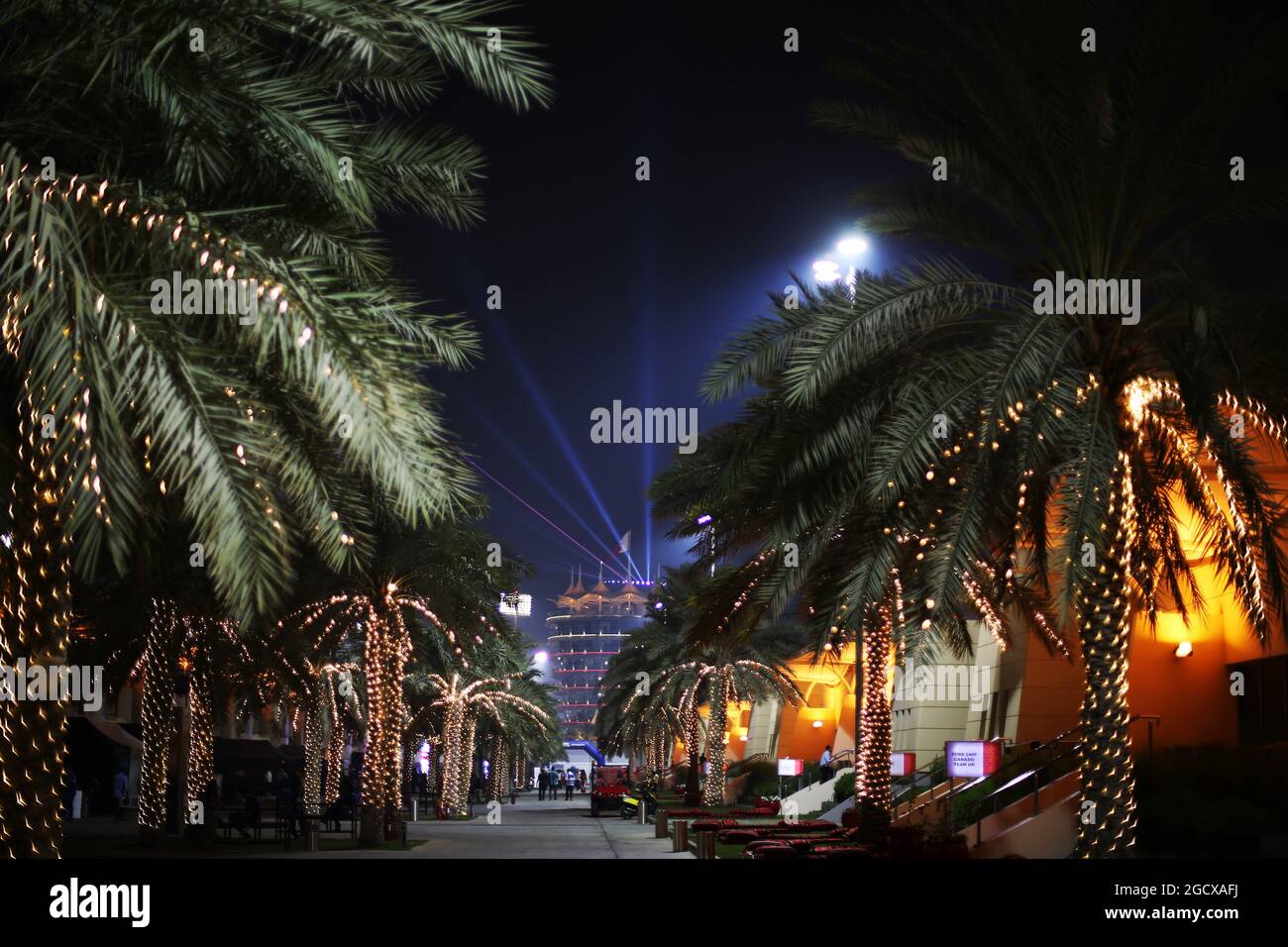 Il paddock di notte. Campionato Mondiale FIA Endurance, turno 9, giovedì 17 novembre 2016. Sakhir, Bahrein. Foto Stock