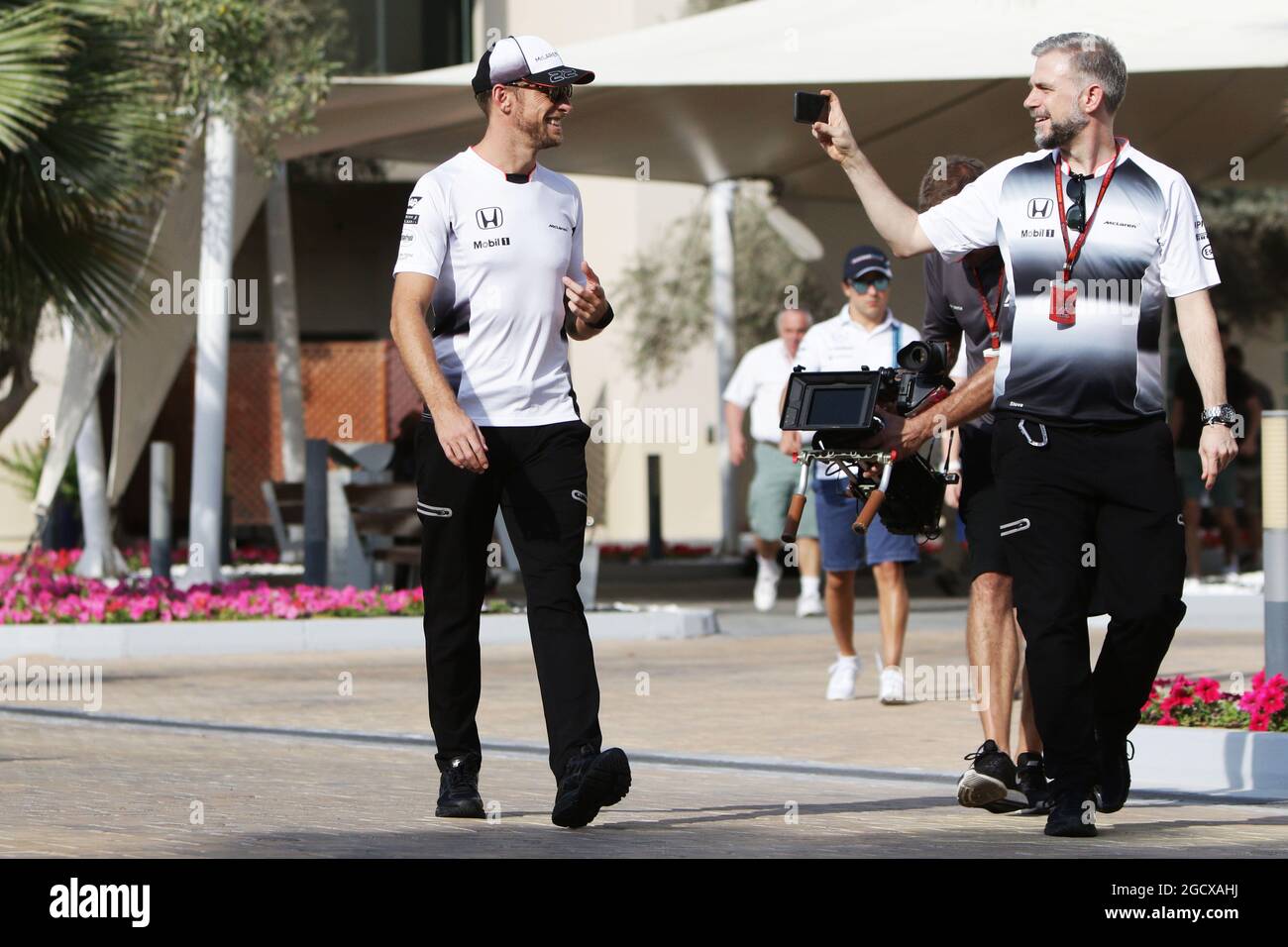 Jenson Button (GBR) McLaren con Steve Cooper (GBR) McLaren Press Officer. Gran Premio di Abu Dhabi, giovedì 24 novembre 2016. Yas Marina Circuit, Abu Dhabi, Emirati Arabi Uniti. Foto Stock