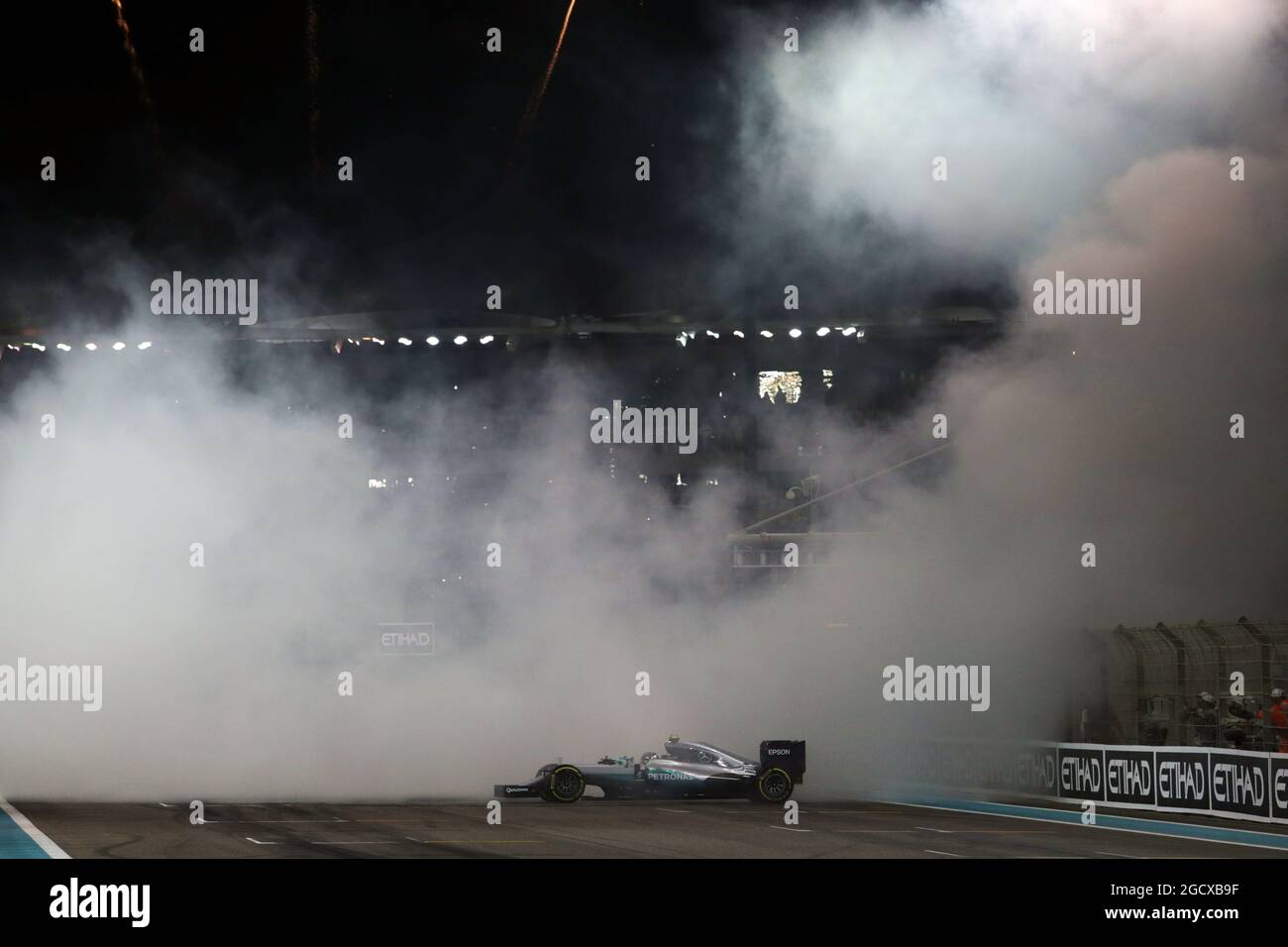 Nico Rosberg (GER) Mercedes AMG F1 festeggia la sua seconda posizione e il Campionato del mondo al termine della gara. Gran Premio di Abu Dhabi, domenica 27 novembre 2016. Yas Marina Circuit, Abu Dhabi, Emirati Arabi Uniti. Foto Stock