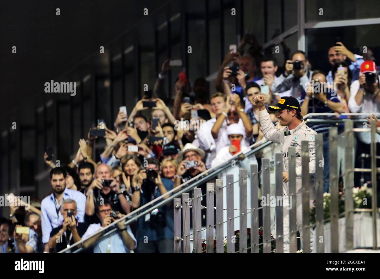 Nico Rosberg (GER) Mercedes AMG F1 festeggia la sua seconda posizione e il Campionato del mondo sul podio. Gran Premio di Abu Dhabi, domenica 27 novembre 2016. Yas Marina Circuit, Abu Dhabi, Emirati Arabi Uniti. Foto Stock
