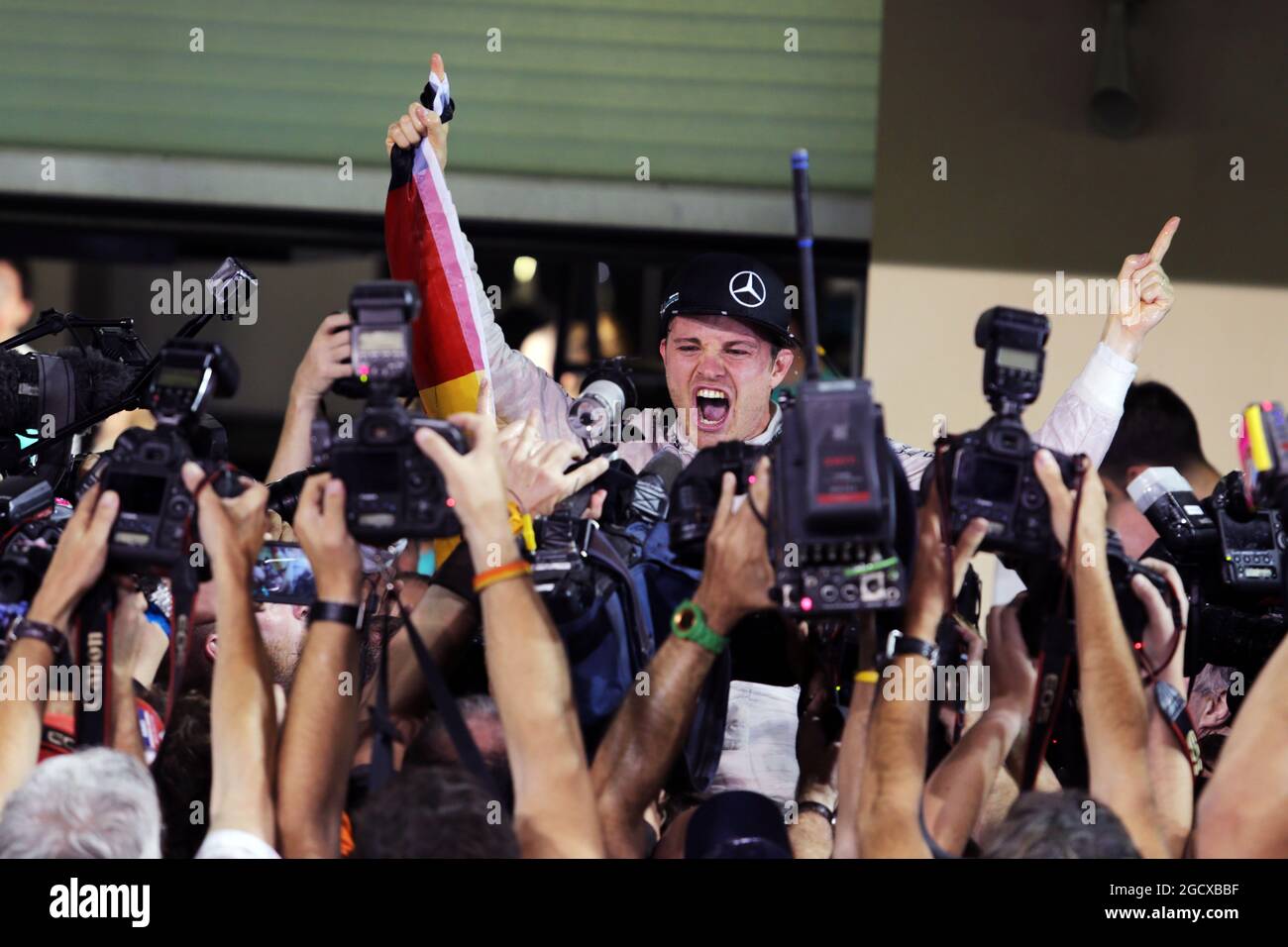 Nico Rosberg (GER) Mercedes AMG F1 celebra il suo Campionato del mondo con la squadra. Gran Premio di Abu Dhabi, domenica 27 novembre 2016. Yas Marina Circuit, Abu Dhabi, Emirati Arabi Uniti. Foto Stock