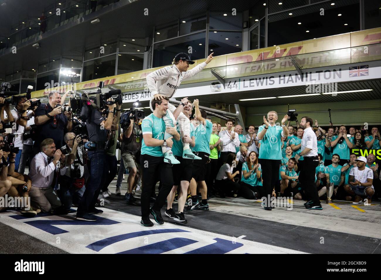 Nico Rosberg (GER) Mercedes AMG F1 celebra il suo Campionato del mondo con la squadra. Gran Premio di Abu Dhabi, domenica 27 novembre 2016. Yas Marina Circuit, Abu Dhabi, Emirati Arabi Uniti. Foto Stock