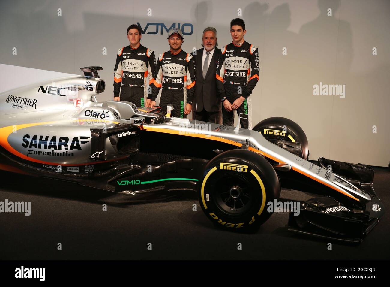 (Da L a R): Alfonso Celis Jr (MEX) Sahara Force India F1 Development driver; Sergio Perez (MEX) Sahara Force India F1; Dr. Vijay Mallya (IND) Sahara Force India F1 Team Proprietario; Esteban OCON (fra) Sahara Force India F1 Team, con Sahara Force India F1 VJM10. Sahara Force India F1 VJM10 lancio, Mercoledì 22 febbraio 2017. Silverstone, Inghilterra. Foto Stock