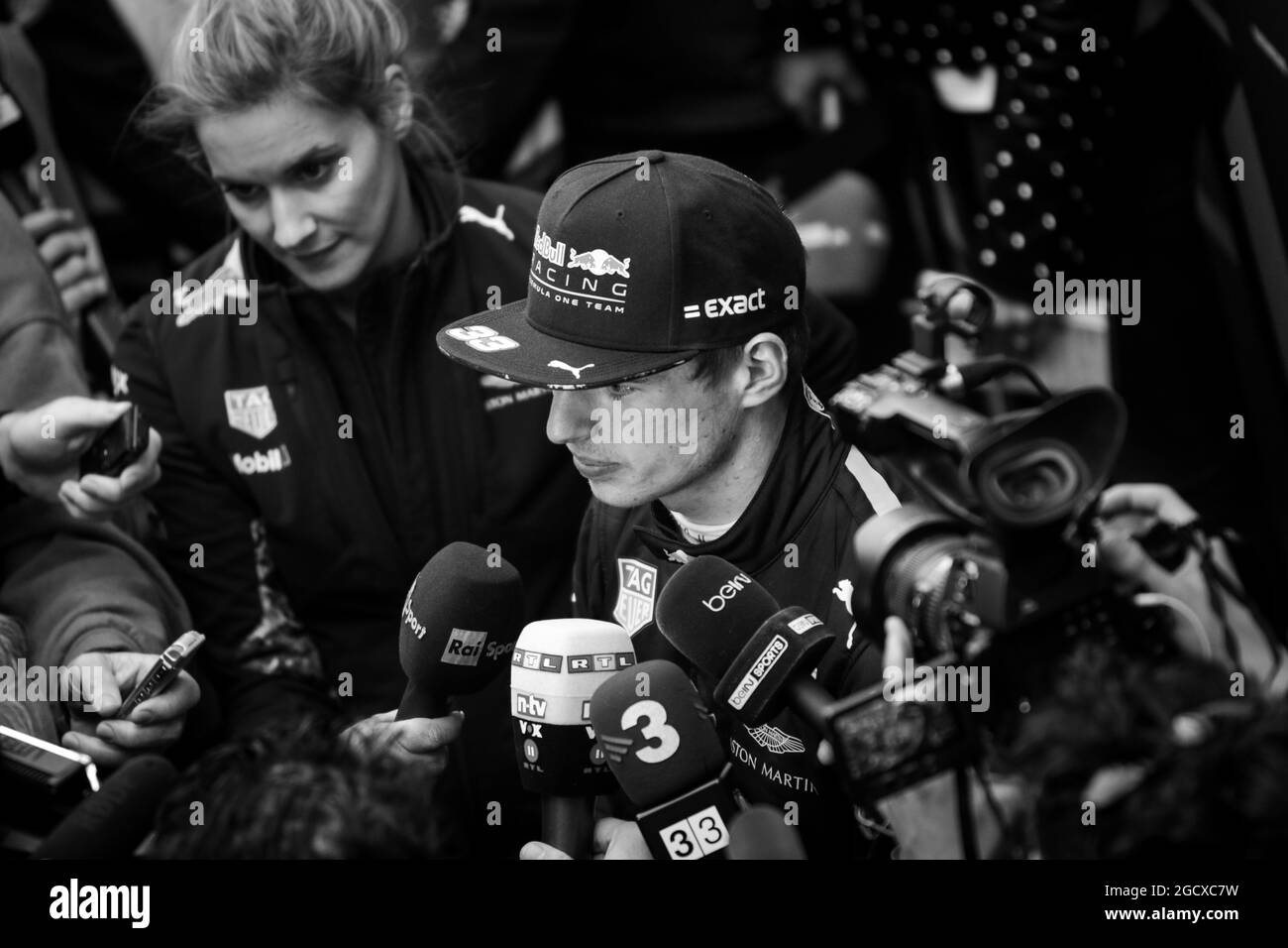 Max Verstappen (NLD) Red Bull Racing con i media. Test di Formula uno, giorno 2, martedì 28 febbraio 2017. Barcellona, Spagna. Foto Stock