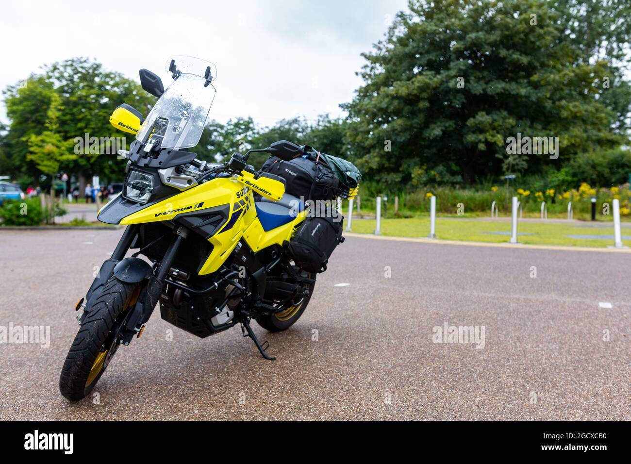 Woodbridge Suffolk UK Agosto 09 2021: Un modello 2021 Suzuki DL 1050 RC M0 V-Strom parcheggiato in un parcheggio pubblico Foto Stock