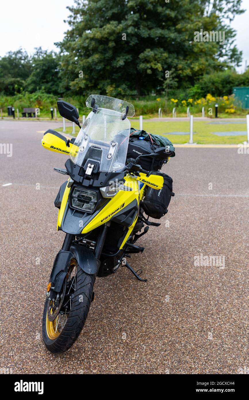 Woodbridge Suffolk UK Agosto 09 2021: Un modello 2021 Suzuki DL 1050 RC M0 V-Strom parcheggiato in un parcheggio pubblico Foto Stock