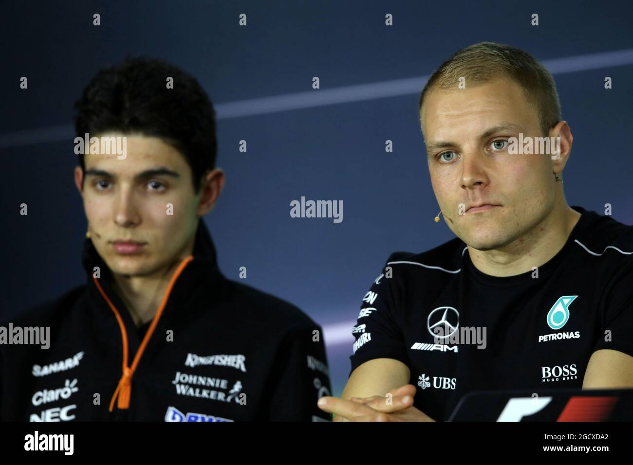 (Da L a R): Esteban OCON (fra) Sahara Force India F1 Team e Valtteri Bottas (fin) Mercedes AMG F1 alla conferenza stampa della FIA. Gran Premio d'Australia, giovedì 23 marzo 2017. Albert Park, Melbourne, Australia. Foto Stock