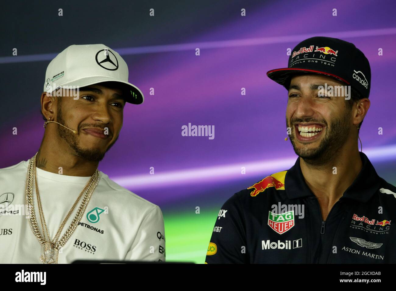 (Da L a R): Lewis Hamilton (GBR) Mercedes AMG F1 con Daniel Ricciardo (AUS) Red Bull Racing nella FIA Press Conference. Gran Premio d'Australia, giovedì 23 marzo 2017. Albert Park, Melbourne, Australia. Foto Stock