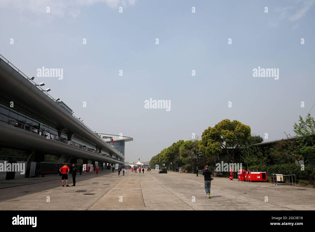 Il paddock. Gran Premio di Cina, sabato 8 aprile 2017. Shanghai, Cina. Foto Stock