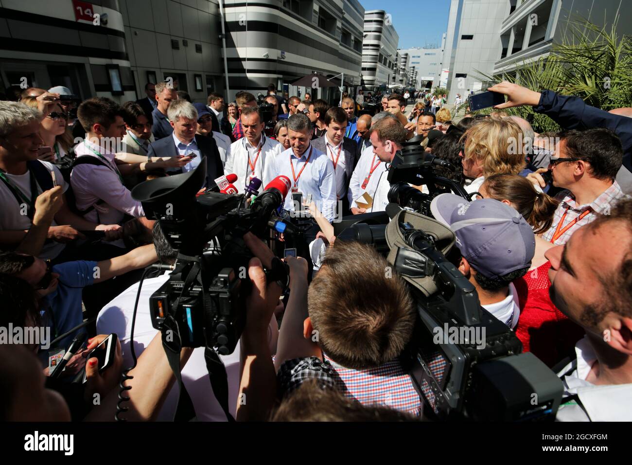 Dmitry Kozak (RUS) Vice primo Ministro russo con i media. Gran Premio di Russia, sabato 29 aprile 2017. Sochi Autodrom, Sochi, Russia. Foto Stock
