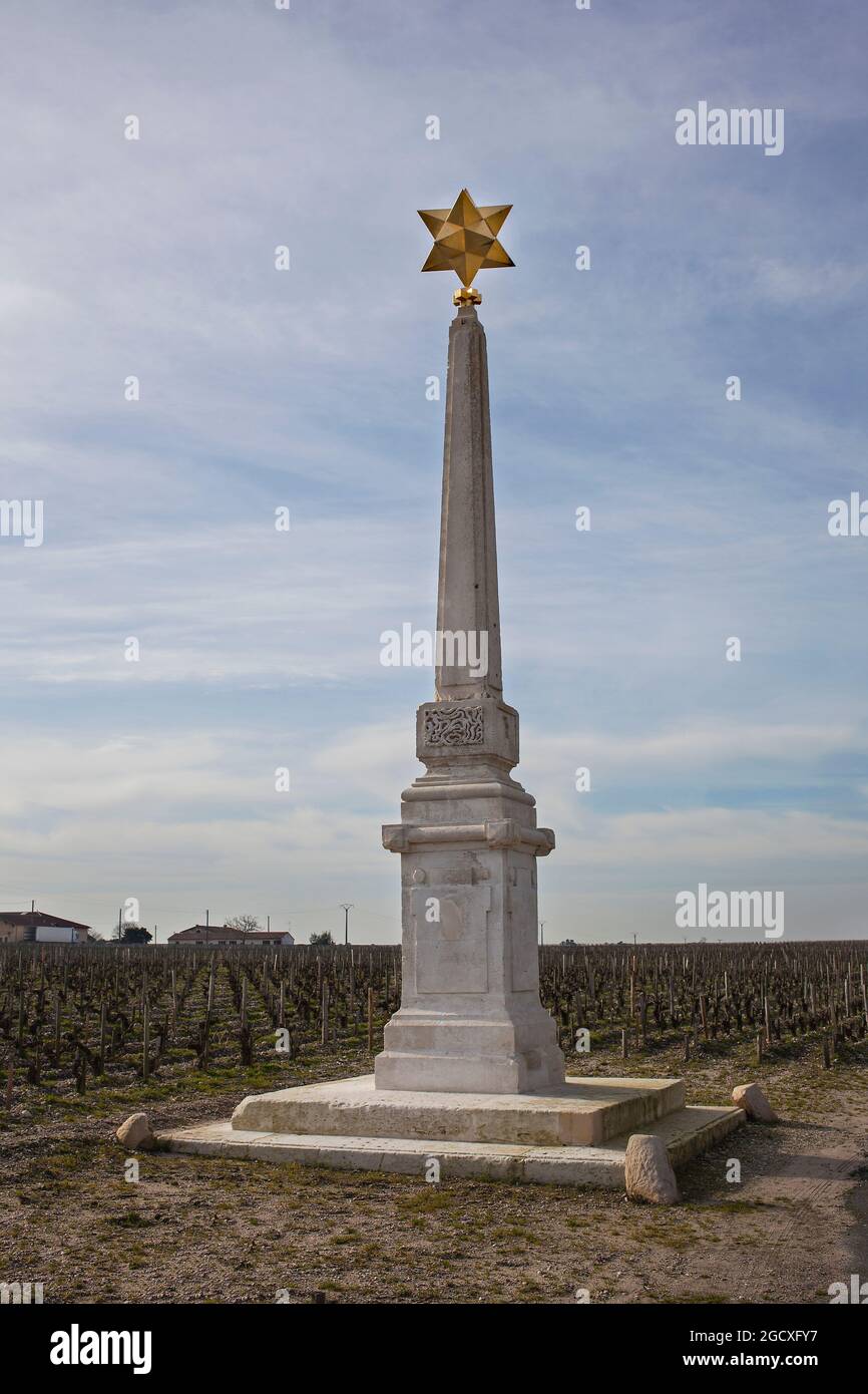 Obélisque nei vigneti di Château Mouton Rothschild, Pauillac, Bordeaux, Francia Foto Stock