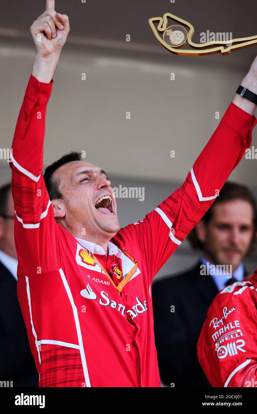 Riccardo Adami (ITA) Ferrari Race Engineer festeggia sul podio. Gran Premio di Monaco, domenica 28 maggio 2017. Monte Carlo, Monaco. Foto Stock