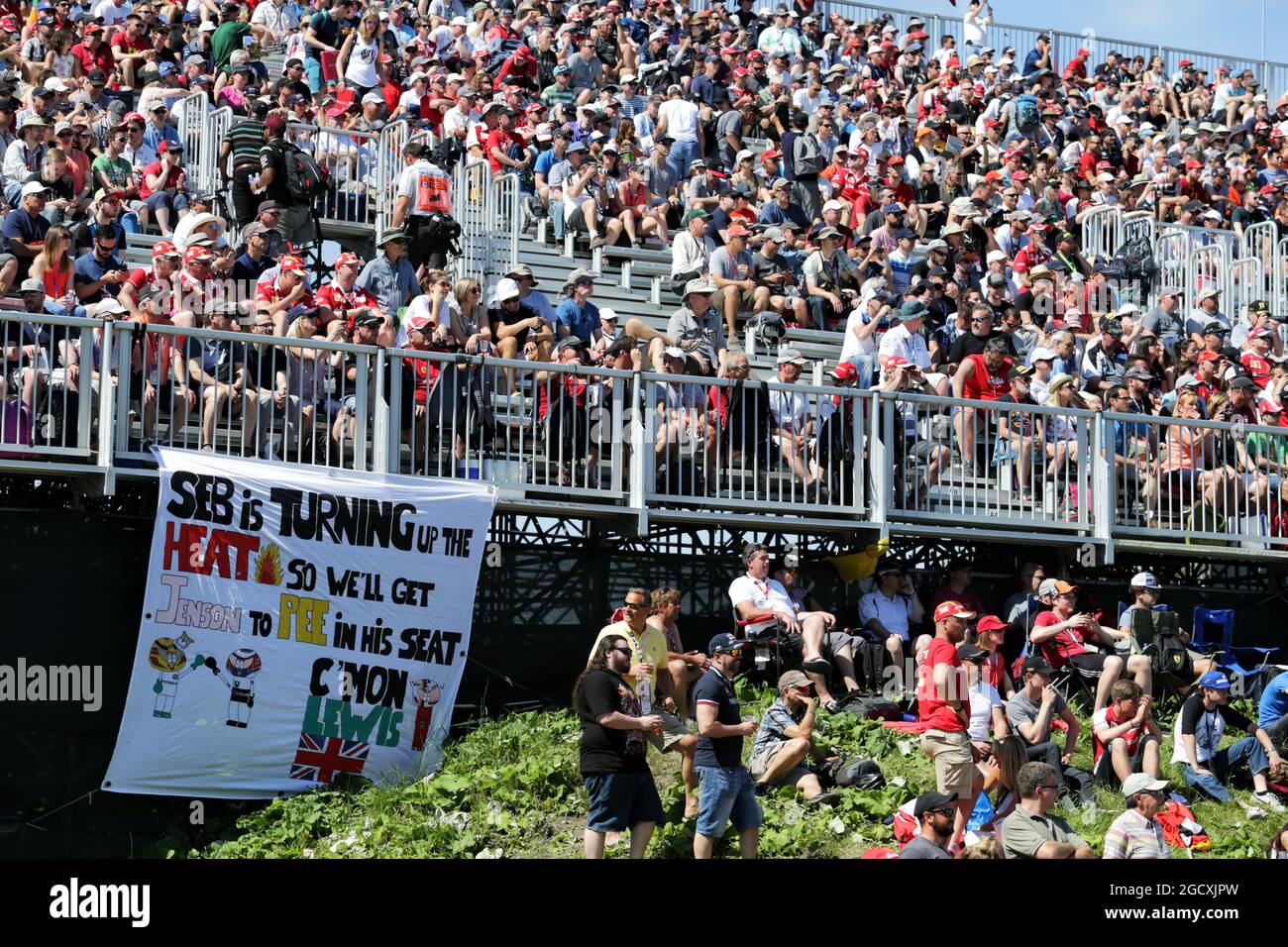 Tifosi nella tribuna. Gran Premio del Canada, sabato 10 giugno 2017. Montreal, Canada. Foto Stock