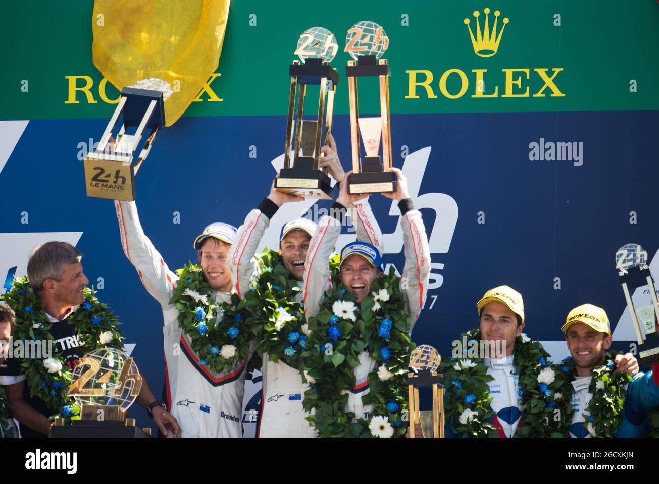 I vincitori di gara Brendon Hartley (NZL), Earl Bamp (NZL), Timo Bernhard (GER) n. 02 Porsche LMP Team, Porsche 919 Hybrid, festeggiano sul podio. Campionato Mondiale FIA Endurance, ore 24 le Mans - gara, domenica 18 giugno 2017. Le Mans, Francia. Foto Stock