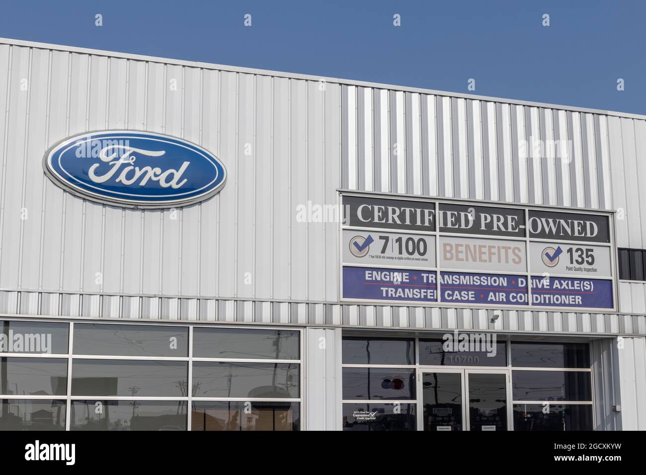Harrison - Circa Agosto 2021: Ford Motor certificata concessionario usato e usato auto. Man mano che il nuovo inventario diventa difficile da reperire a causa della mancanza di scorte Foto Stock