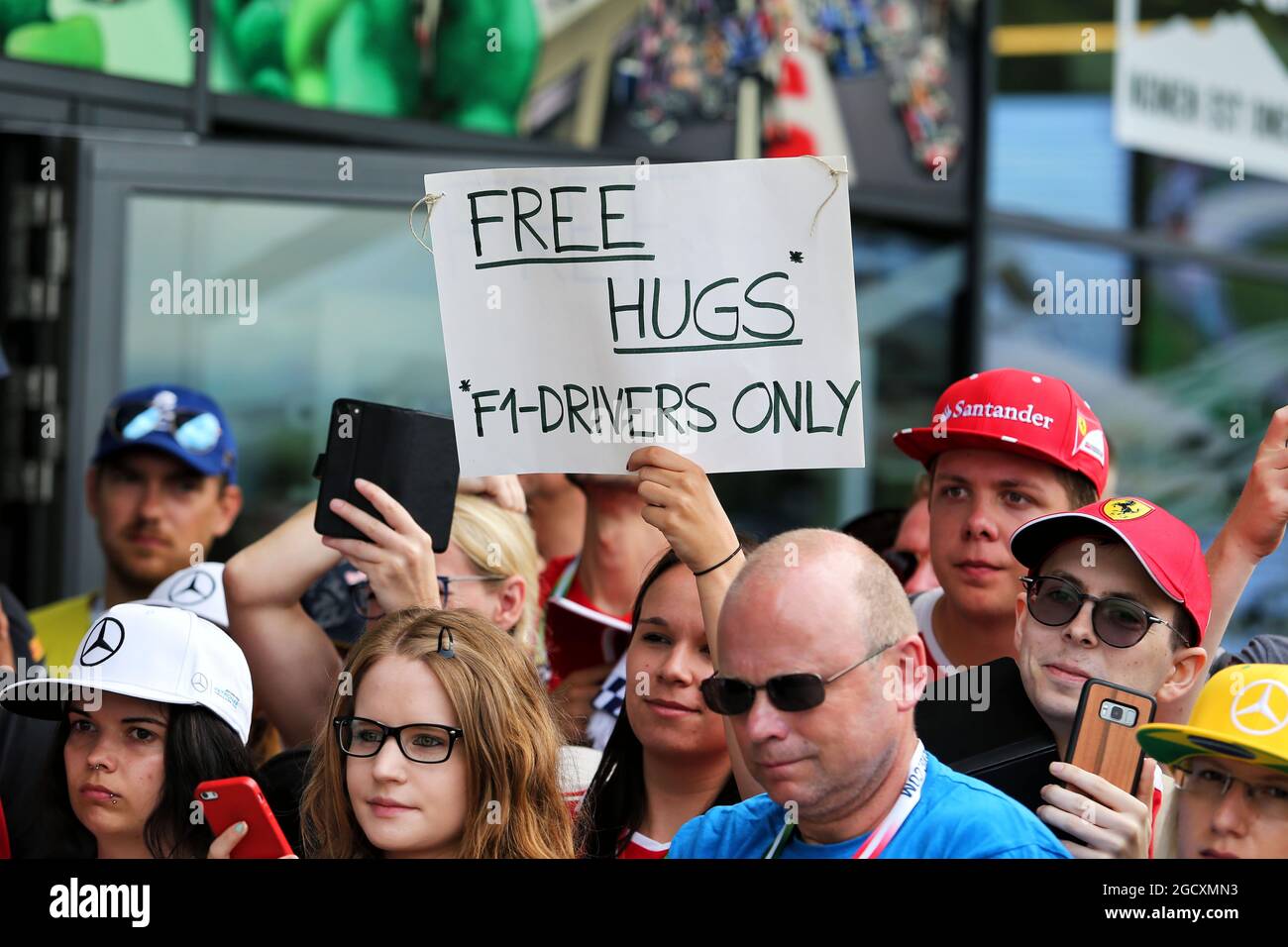 Hugs gratuiti da un fan - solo per i driver F1. Gran Premio d'Austria, sabato 8 luglio 2017. Spielberg, Austria. Foto Stock