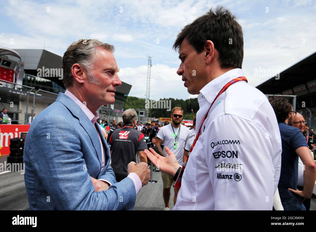 (Da L a R): Sean Bratches (USA) Amministratore Delegato di Formula 1, operazioni commerciali con Toto Wolff (GER) azionista e Direttore Esecutivo di Mercedes AMG F1 in rete. Gran Premio d'Austria, domenica 9 luglio 2017. Spielberg, Austria. Foto Stock