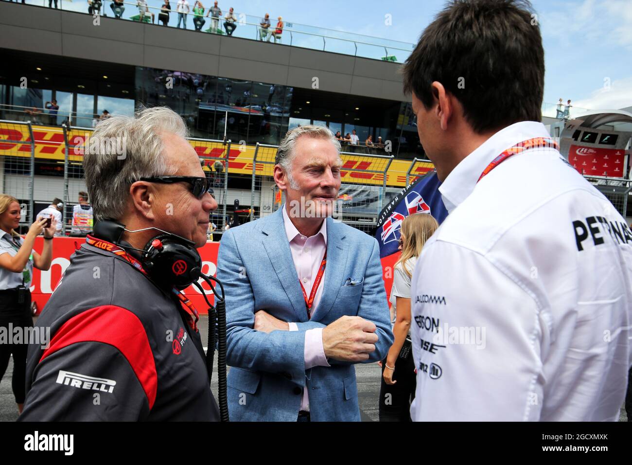 (Da L a R): Gene Haas (USA) Presidente di Haas Automotion con Sean Bratches (USA) Amministratore Delegato di Formula 1, Commercial Operations e Toto Wolff (GER) in griglia azionista ed Amministratore Delegato di Mercedes AMG F1. Gran Premio d'Austria, domenica 9 luglio 2017. Spielberg, Austria. Foto Stock