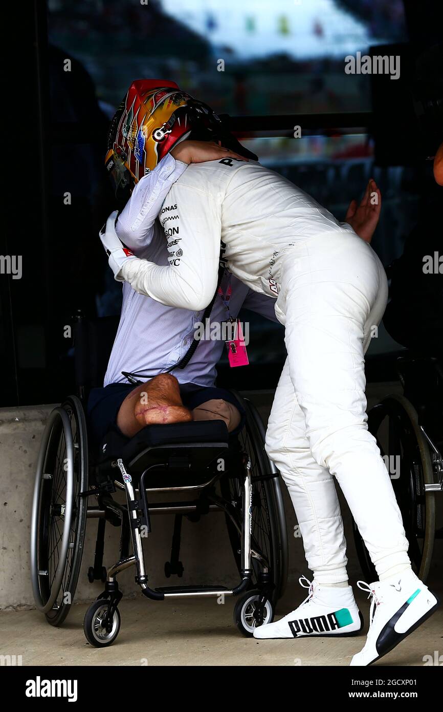 Il vincitore della gara Lewis Hamilton (GBR) Mercedes AMG F1 festeggia a parc ferme con Billy Monger (GBR) Racing driver. Gran Premio di Gran Bretagna, domenica 16 luglio 2017. Silverstone, Inghilterra. Foto Stock