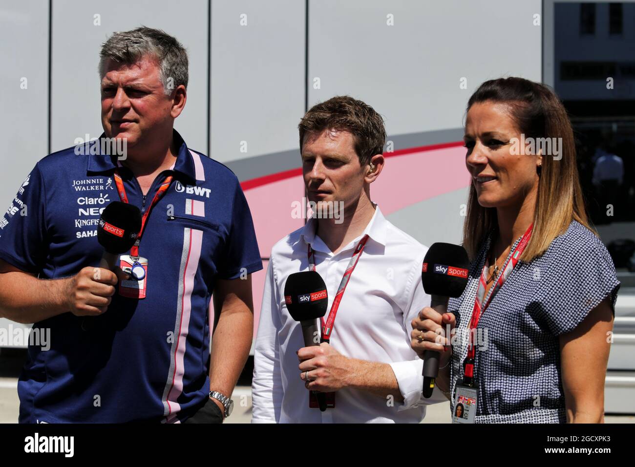 (Da L a R): Otmar Szafnauer (USA) Sahara Force India F1 Chief Operating Officer con Anthony Davidson (GBR) Sky Sports F1 e Natalie Pinkham (GBR) Sky Sports Presenter. Gran Premio di Ungheria, sabato 29 luglio 2017. Budapest, Ungheria. Foto Stock