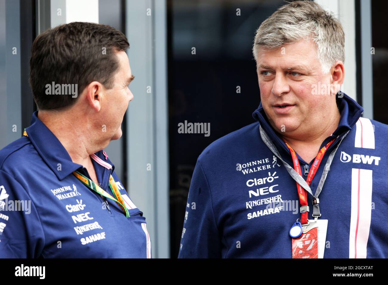 (Da L a R): Steve Curnow (GBR) Sahara Force India F1 Team Direttore commerciale con Otmar Szafnauer (USA) Sahara Force India F1 Chief Operating Officer. Foto Stock