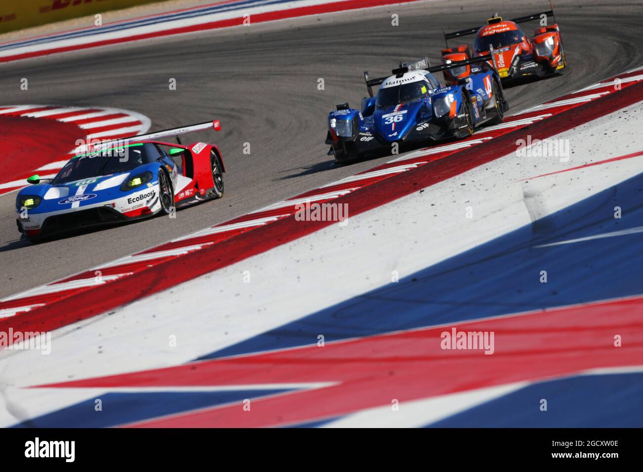 66 Ford chip Ganassi Team UK Ford GT e Nicolas Lapierre (fra) / Gustavo Menezes (USA) / Andre Negaro (BRA) 36 Signatech Alpine Matmut, Alpine A470 - Gibson. Campionato Mondiale FIA Endurance, Rd 6, 6 ore di circuito delle Americhe. Sabato 16 settembre 2017. Austin, Texas, Stati Uniti. Foto Stock