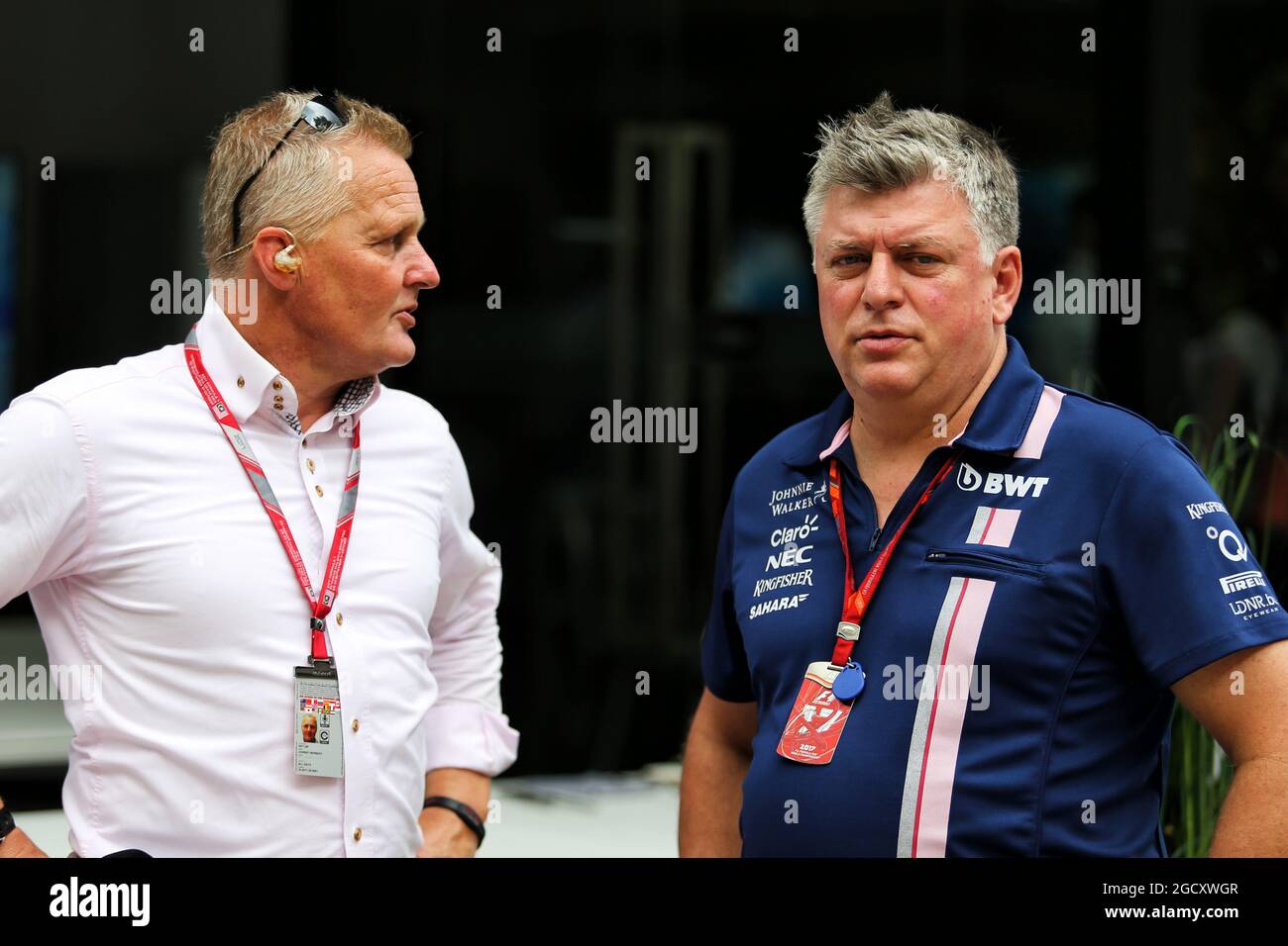 (Da L a R): Johnny Herbert (GBR) presentatore di F1 Sky Sports con Otmar Szafnauer (USA) Saara Force India F1 Chief Operating Officer. Gran Premio della Malesia, sabato 30 settembre 2017. Sepang, Kuala Lumpur, Malesia. Foto Stock