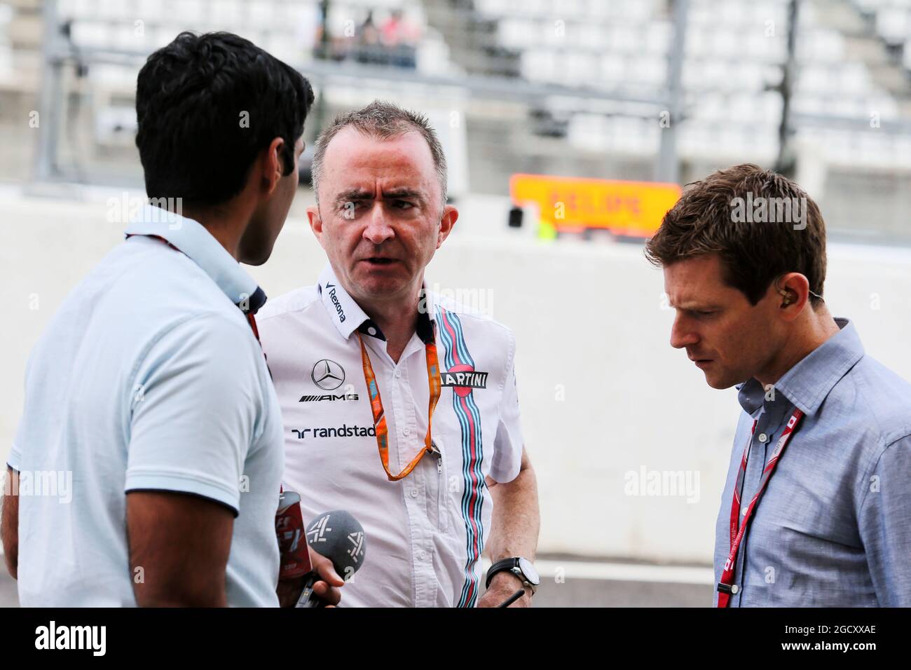 (Da L a R): Karun Chandhok (IND) analista tecnico del canale 4 con Paddy Lowe (GBR) Williams Chief Technical Officer e Anthony Davidson (GBR) Sky Sports F1. Gran Premio del Giappone, sabato 7 ottobre 2017. Suzuka, Giappone. Foto Stock