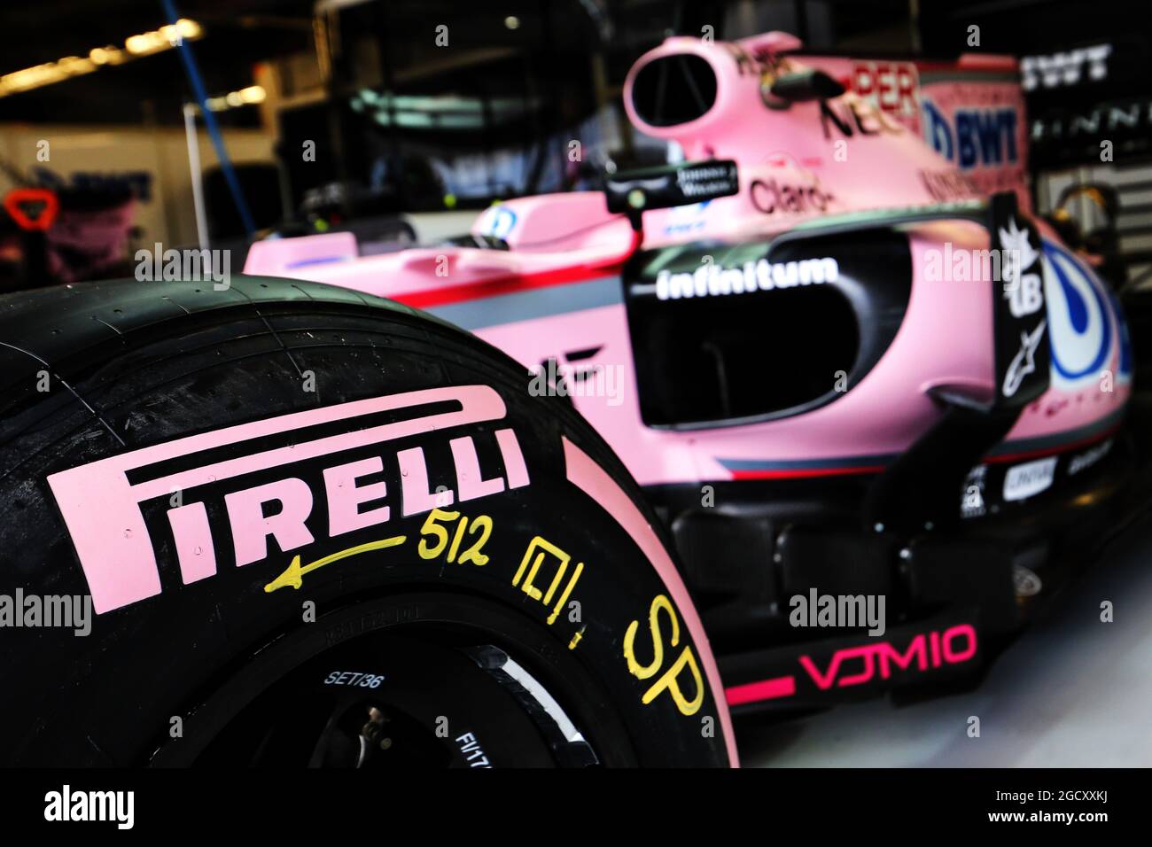 Pneumatico Pirelli rosa a strisce sul Sahara Force India F1 VJM10. Gran Premio degli Stati Uniti, giovedì 19 ottobre 2017. Circuito delle Americhe, Austin, Texas, USA. Foto Stock