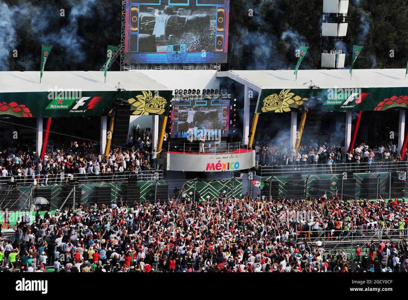 Sergio Perez (MEX) Sahara Force India F1 sul podio. Gran Premio del Messico, domenica 29 ottobre 2017. Città del Messico, Messico. Foto Stock