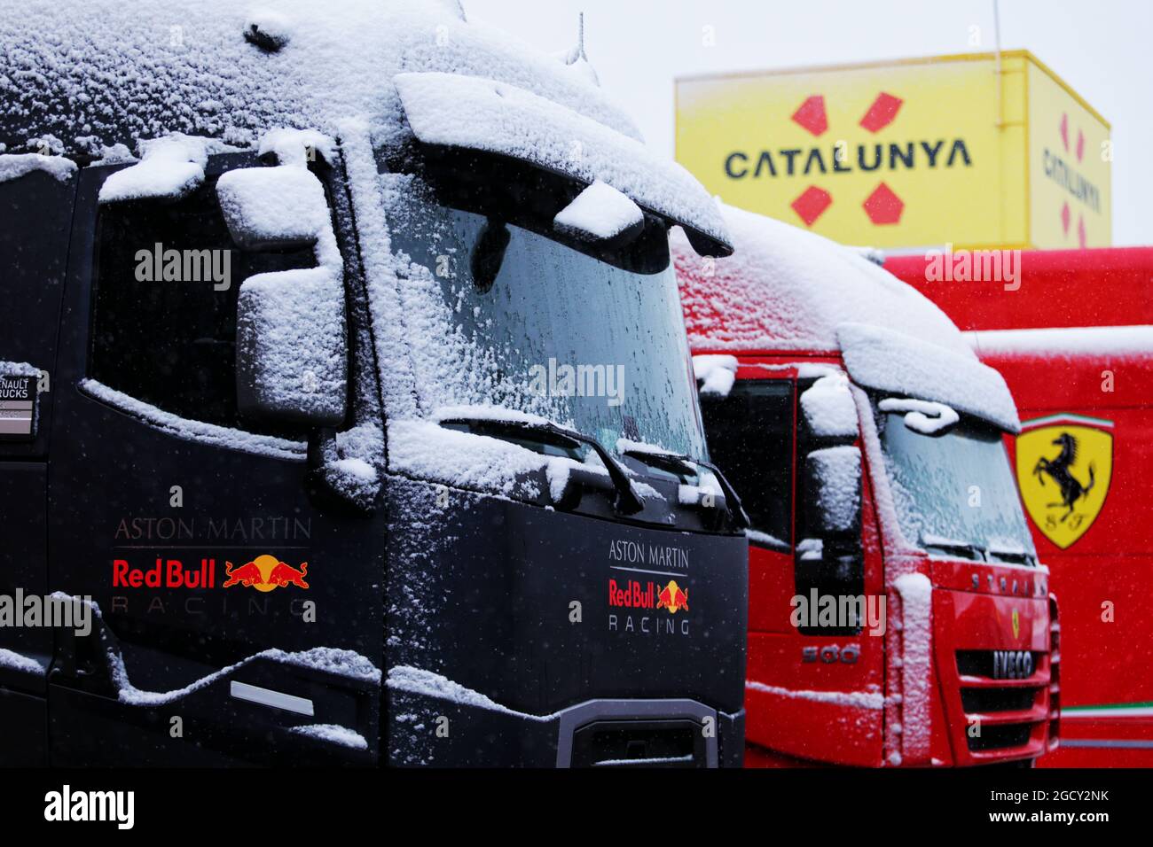 Red Bull Racing e Ferrari camion con neve. Test di Formula uno, giorno 3, mercoledì 28 febbraio 2018. Barcellona, Spagna. Foto Stock