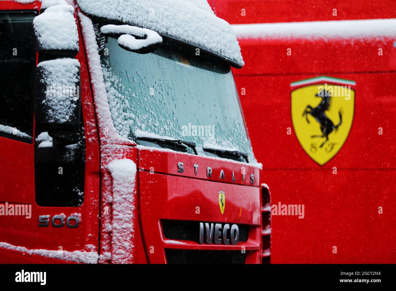 Ferrari camion con neve. Test di Formula uno, giorno 3, mercoledì 28 febbraio 2018. Barcellona, Spagna. Foto Stock