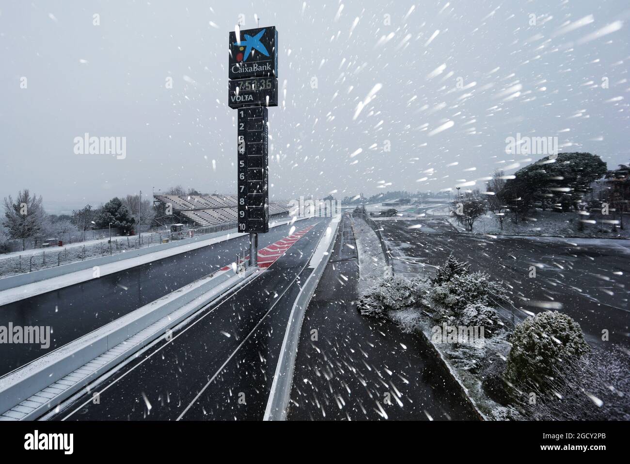 Neve sul circuito. Test di Formula uno, giorno 3, mercoledì 28 febbraio 2018. Barcellona, Spagna. Foto Stock Neve sul circuito. Test di Formula uno, giorno 3, mercoledì 28 febbraio 2018. Barcellona, Spagna. Foto Stock