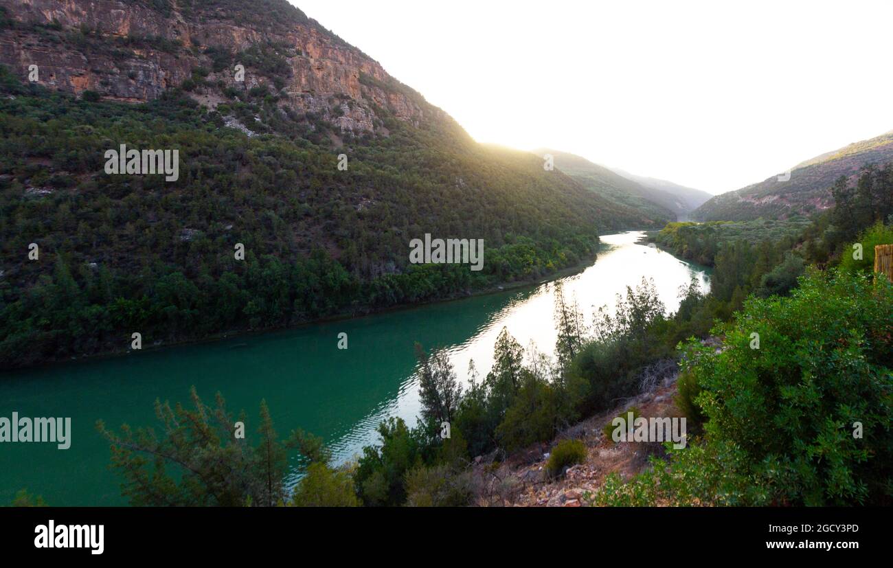 Vista panoramica della valle di ben El-Ouidane con la foresta al tramonto, atmosfera tranquilla e affascinante Foto Stock