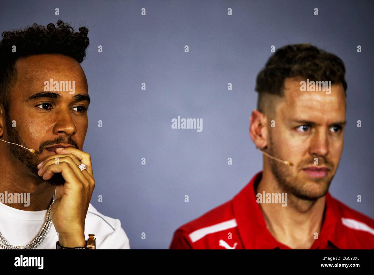 (Da L a R): Lewis Hamilton (GBR) Mercedes AMG F1 e Sebastian Vettel (GER) Ferrari alla conferenza stampa della FIA. Gran Premio d'Australia, giovedì 22 marzo 2018. Albert Park, Melbourne, Australia. Foto Stock