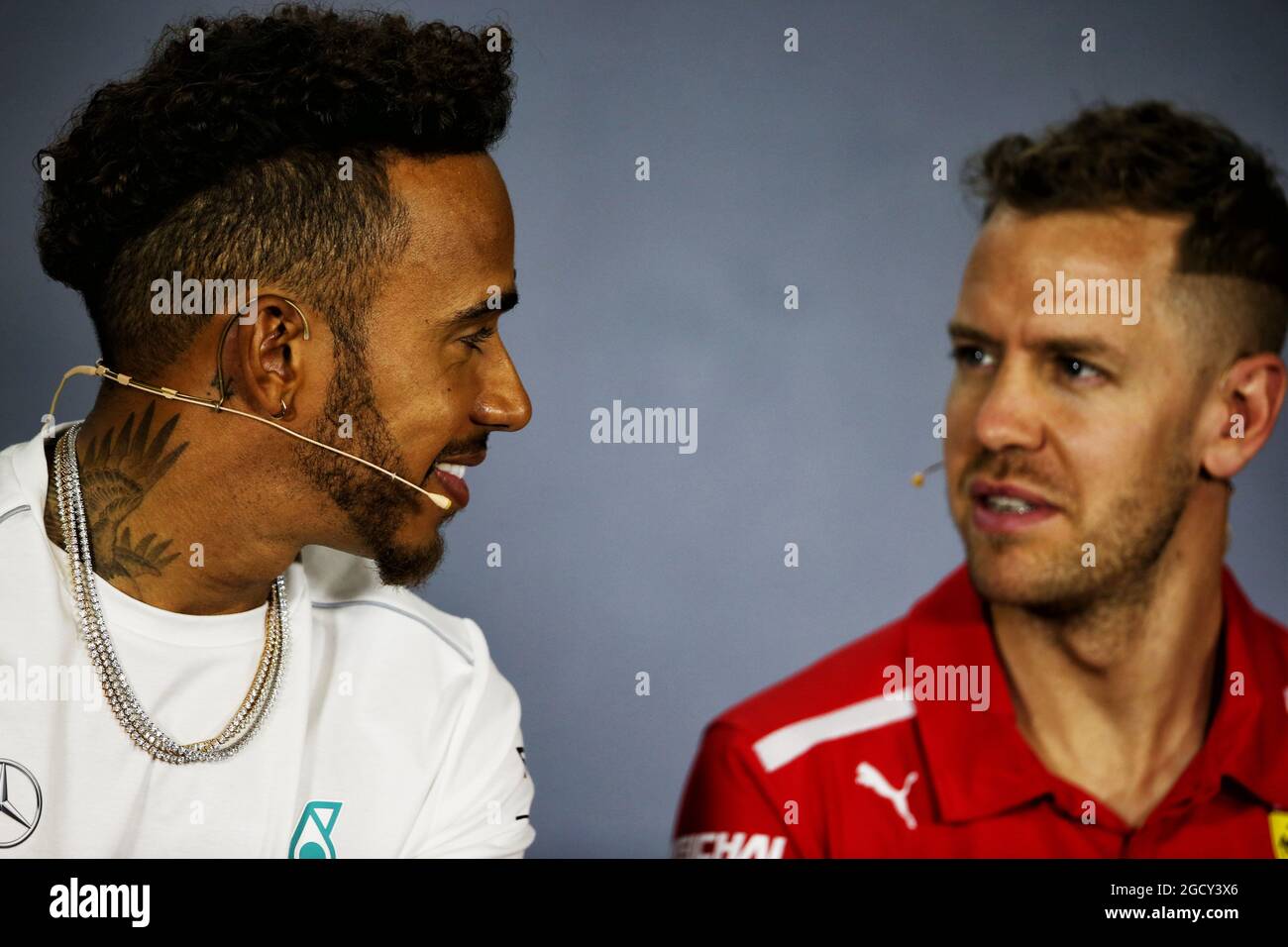 (Da L a R): Lewis Hamilton (GBR) Mercedes AMG F1 e Sebastian Vettel (GER) Ferrari alla conferenza stampa della FIA. Gran Premio d'Australia, giovedì 22 marzo 2018. Albert Park, Melbourne, Australia. Foto Stock