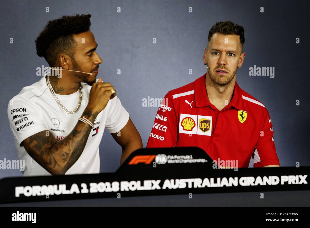 (Da L a R): Lewis Hamilton (GBR) Mercedes AMG F1 e Sebastian Vettel (GER) Ferrari alla conferenza stampa della FIA. Gran Premio d'Australia, giovedì 22 marzo 2018. Albert Park, Melbourne, Australia. Foto Stock