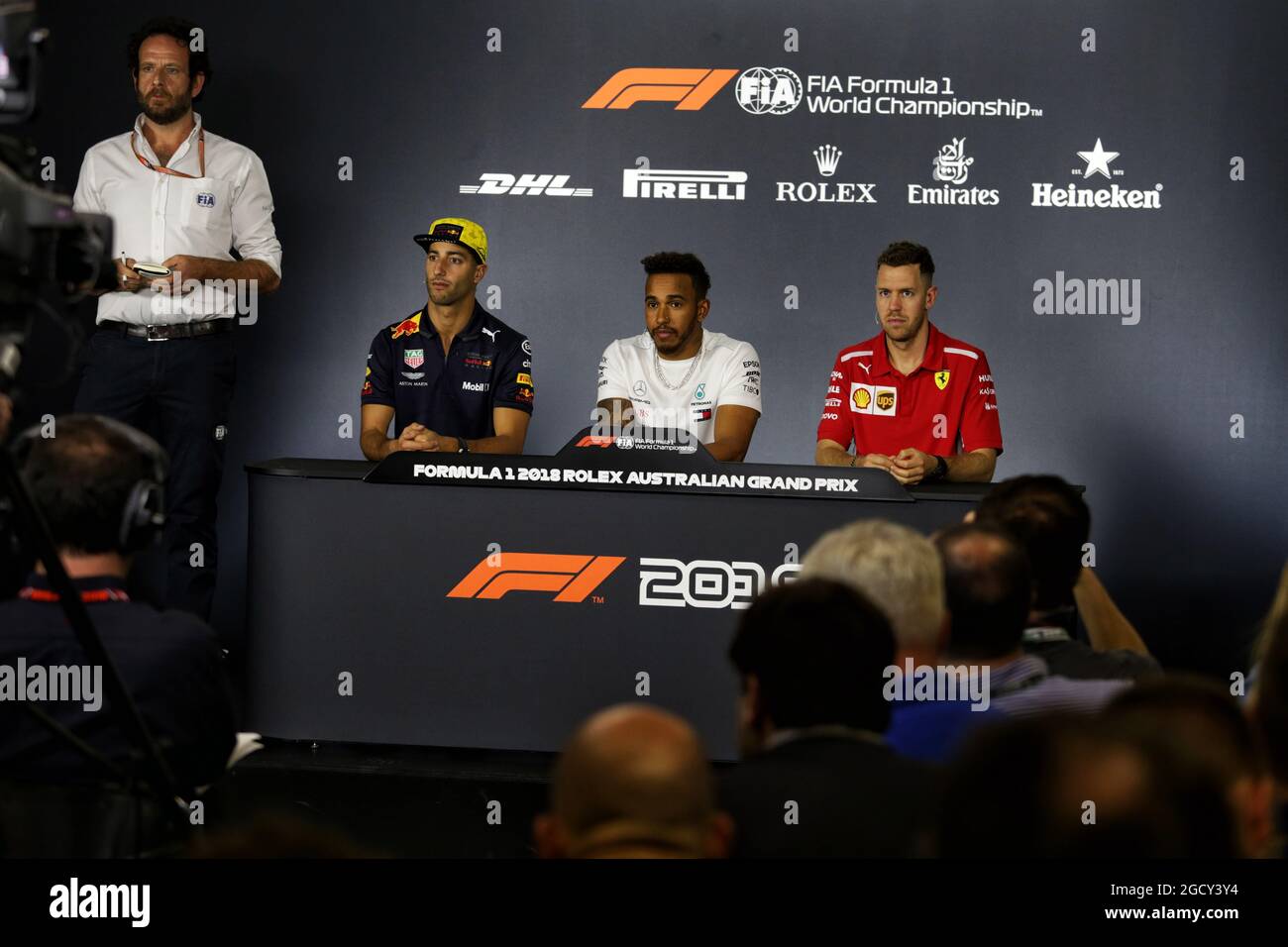 La conferenza stampa FIA Daniel Ricciardo (AUS) Red Bull Racing; Lewis Hamilton (GBR) Mercedes AMG F1; Sebastian Vettel (GER) Ferrari. Gran Premio d'Australia, giovedì 22 marzo 2018. Albert Park, Melbourne, Australia. Foto Stock