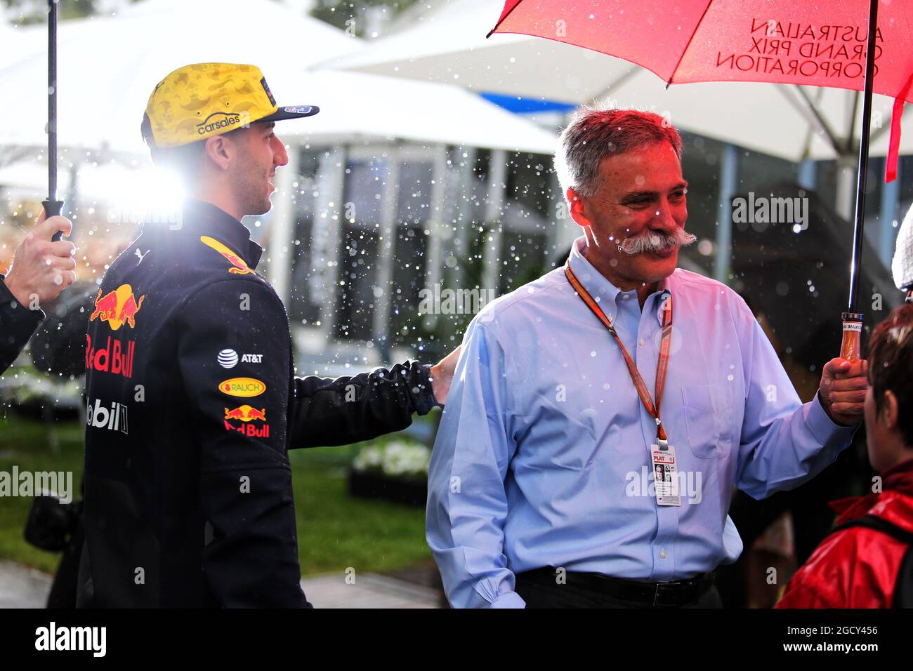 (Da L a R): Daniel Ricciardo (AUS) Red Bull Racing con Chase Carey (USA) Presidente del Gruppo Formula uno. Gran Premio d'Australia, sabato 24 marzo 2018. Albert Park, Melbourne, Australia. Foto Stock