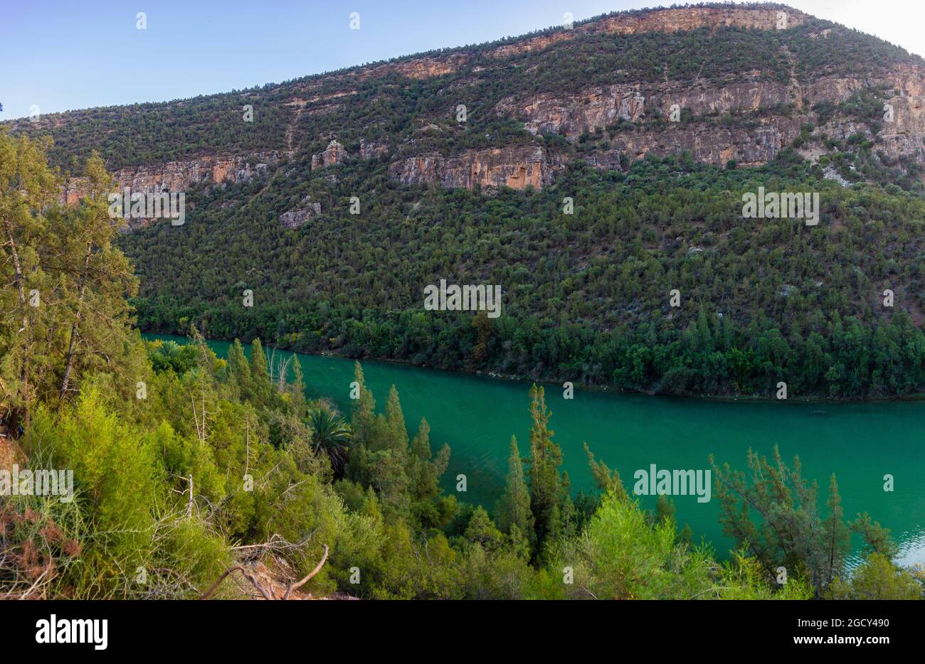 Vista panoramica della valle di ben El-Ouidane con la foresta al tramonto, atmosfera tranquilla e affascinante Foto Stock