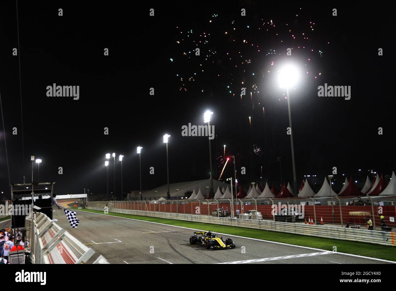 Nico Hulkenberg (GER) Renault Sport F1 Team RS18 prende la bandiera a scacchi al termine della gara. Gran Premio del Bahrain, domenica 8 aprile 2018. Sakhir, Bahrein. Foto Stock