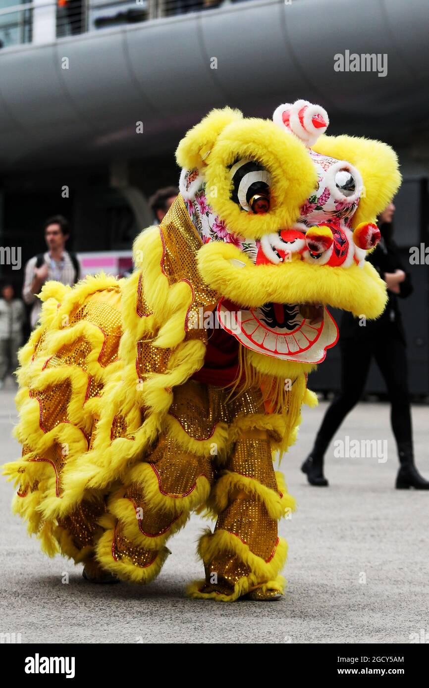 Atmosfera paddock. Gran Premio di Cina, sabato 14 aprile 2018. Shanghai, Cina. Foto Stock