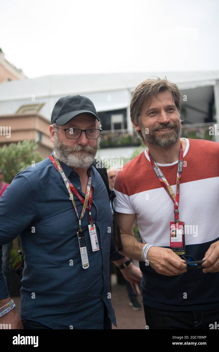 (Da L a R): Liam Cunningham (IRE) attore con Nikolaj Coster-Waldau (DEN) attore. Gran Premio di Monaco, domenica 27 maggio 2018. Monte Carlo, Monaco. Foto Stock