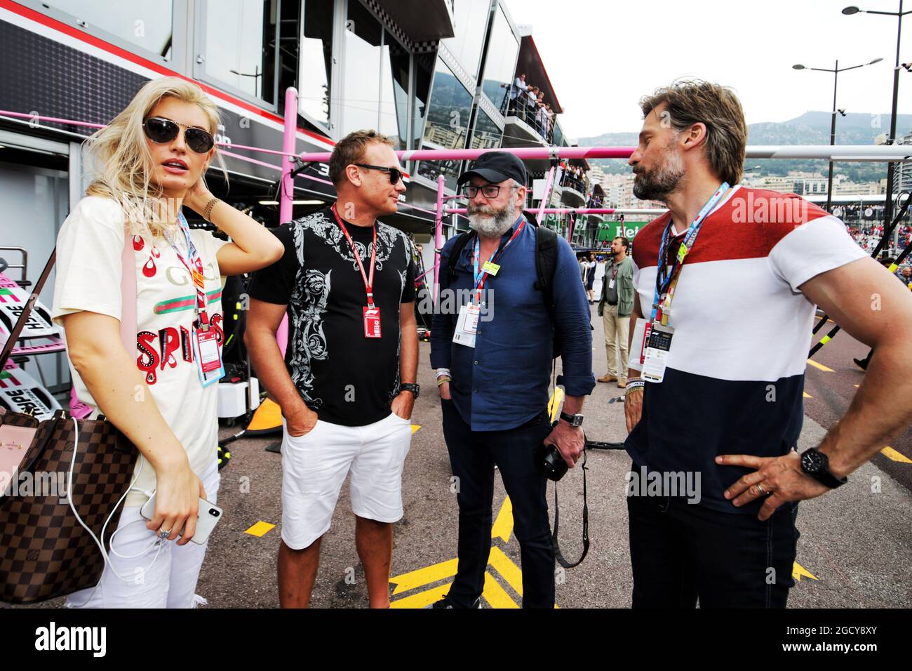 Bertrand Gachot (bel) Hype Energy CEO con Liam Cunningham (IRE) attore e Nikolaj Coster-Waldau (DEN) attore. Gran Premio di Monaco, domenica 27 maggio 2018. Monte Carlo, Monaco. Foto Stock