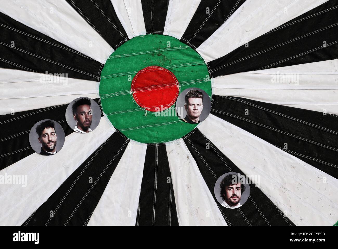 Pista atmosfera - Football dart board. Gran Premio di Gran Bretagna, giovedì 5 luglio 2018. Silverstone, Inghilterra. Foto Stock