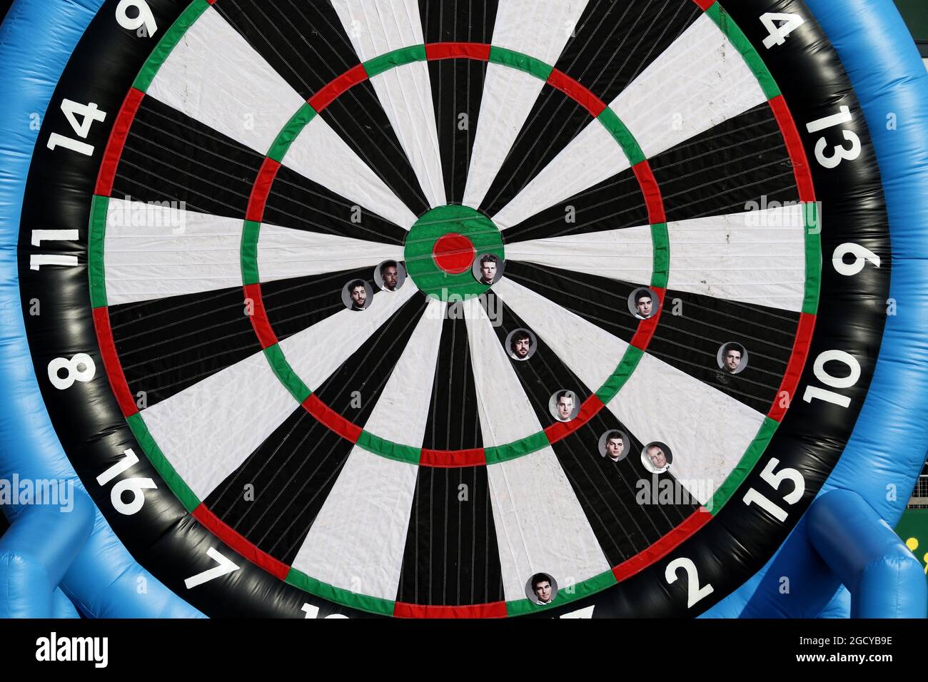 Pista atmosfera - Football dart board. Gran Premio di Gran Bretagna, giovedì 5 luglio 2018. Silverstone, Inghilterra. Foto Stock