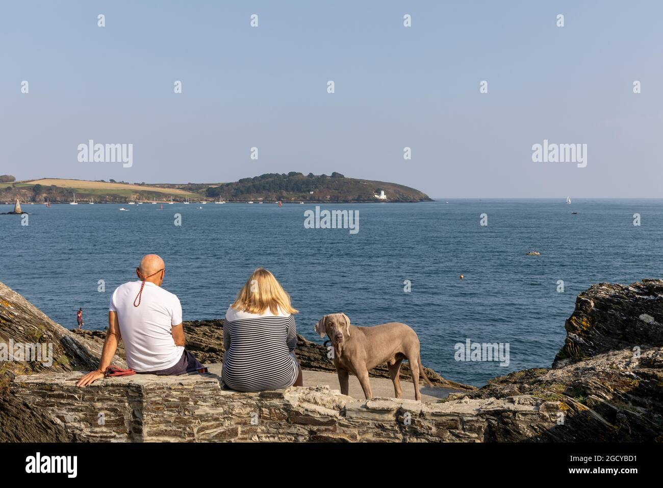 La gente del posto e i visitatori godono del sole autunnale al punto di Pendennis, Falmouth. Foto Stock