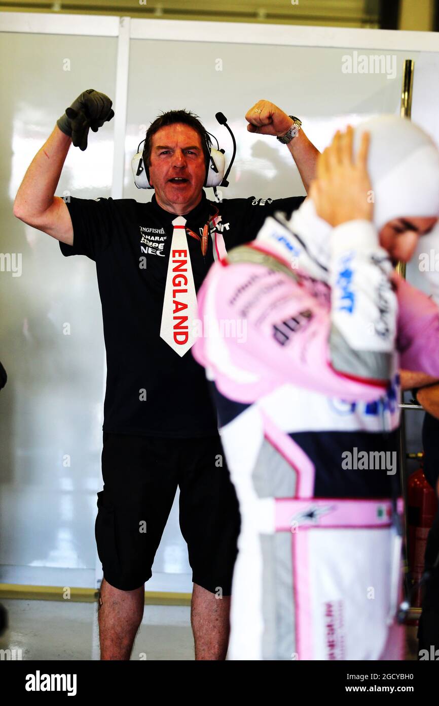 Sergio Perez (MEX) Sahara Force India F1 con un sostenitore inglese della squadra. Gran Premio di Gran Bretagna, sabato 7 luglio 2018. Silverstone, Inghilterra. Foto Stock