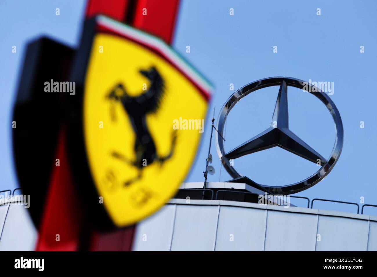 Loghi Ferrari e Mercedes. Gran Premio di Germania, giovedì 19 luglio 2018. Hockenheim, Germania. Foto Stock